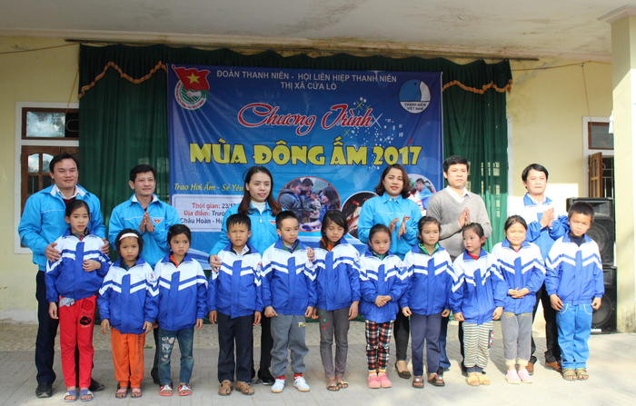 Thị đoàn Cừa Lò tặng áo ấm cho các em học sinh trường tiểu học Châu Hoàn. Ảnh: Lương Nga