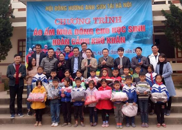Đoàn trao quà cho các học sinh nghèo vượt khó học giỏi tại xã Thọ Sơn. Ảnh: Thanh Mai