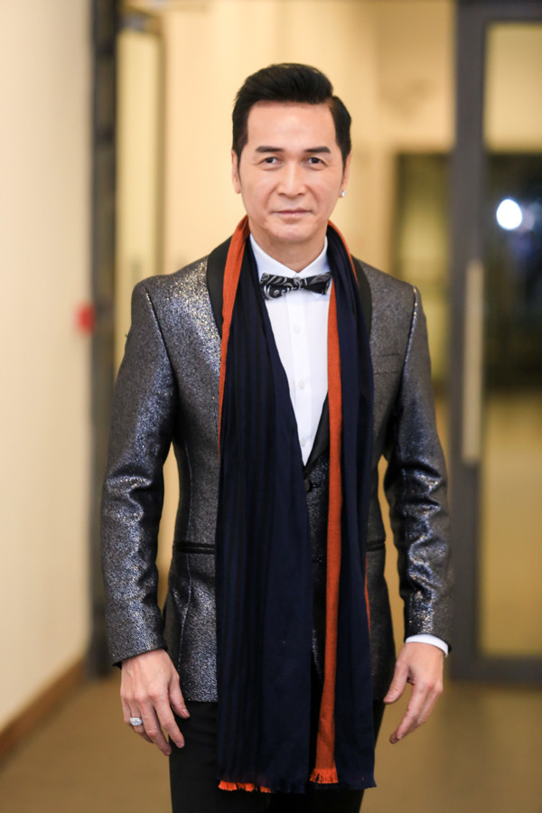 Ca sĩ hải ngoại Nguyễn Hưng trung thành với phong cách bảnh bao, lịch lãm khi trở về Việt Nam và hát tại một chương trình chào mừng Giáng sinh và năm mới.