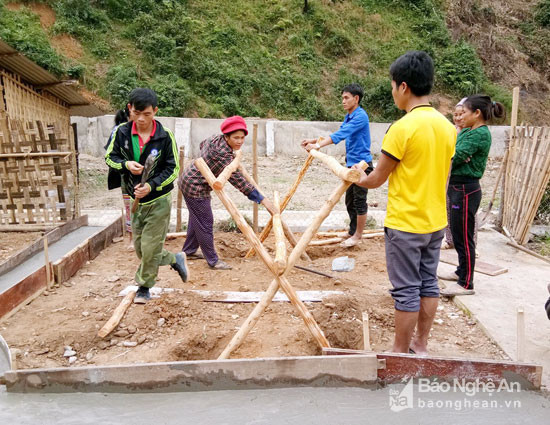 Để có được những chiếc lốp xe, cô giáo Nguyễn Thị Trang phải tận dụng những ngày nghỉ ra Thị trấn Hòa Bình để xin tại các điểm sửa chữa xe, rồi gom lại và chở về bản. 