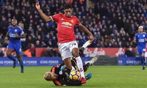 Rashford bị Schmeichel truy cản trong tình huống đối mặt. Ảnh: Leicester FC.