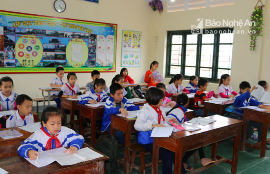 Giờ học Toán của học sinh Trường Tiểu học Lê Lợi, Hưng Khánh, Hưng Nguyên. Ảnh: Nguyễn Hải