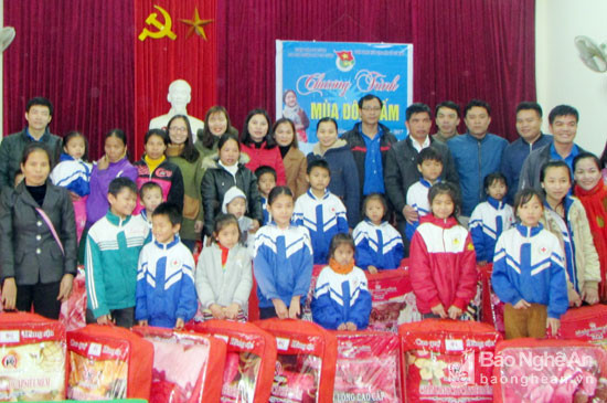 Các thầy cô giáo Trường THPT Con Cuông tặng chăn ấm cho các em học sinh xã Cam Lâm (Con Cuông). Ảnh: Bá Hậu