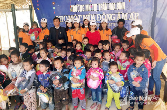 Trao tặng quần áo ấm cho trẻ em nghèo thuộc Trường Mầm non Yên Tĩnh (Tương Dương). Ảnh: Đình Tuân