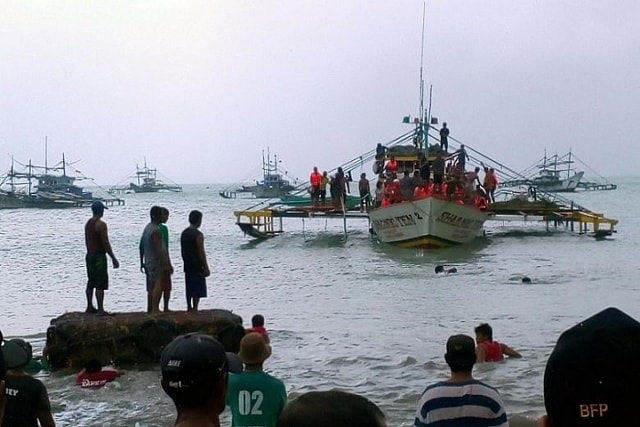 Công tác cứu hộ sau vụ tai nạn ở Philippines. Ảnh: EPA