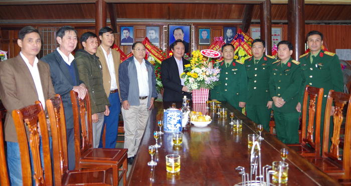 Thượng tá Nguyễn Ngọc Hà, Phó chỉ huy trưởng, Tham mưu trưởng Bộ CHQS tỉnh tặng hoa chúc mừng Lễ giáng sinh tơi Linh mục và bà con giao dân giáo hạt Bảo Nham xã Công Thành. 