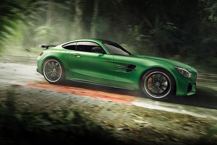 Mercedes Benz AMG GTR (coupe): GTR đứng đầu trong dòng Mercedes Benz AMG GT. Xe có động cơ tăng áp kép 4 lít V8, 577 mã lực, đạt 100 km/h trong 3,5 giây. Bên trong, xe sở hữu ghế ngồi bọc da alcantara của AMG, tay lái thể thao đẹp và tiện dụng. Cụm đồng hồ ở vùng điều khiển trung tâm đẹp và trực quan. AMG GTR mang thiết kế của xe đua Đức với phần đầu hơi dài, đèn pha hướng lên. Xe có giá 157.000 USD.