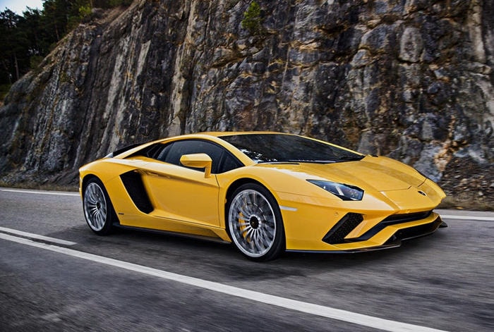 Lamborghini Aventador S (siêu xe): Bánh sau xe có thể tự xoay khi rẽ, giúp giảm khoảng cách đến bánh trước. Việc rút ngắn cầu xe giúp Aventador S nhanh hơn. Còn khi chạy thẳng với tốc độ cao, cầu xe đạt dài nhất (480 cm) giúp cân bằng tốt hơn. Aventador S 2018 có động cơ V12, 740 mã lực, mômen xoắn cao hơn mẫu 2017. Xe đạt 100 km/h trong 2,9 giây, tốc độ tối đa 350 km/h. Xe được bán với giá 422.000 USD.