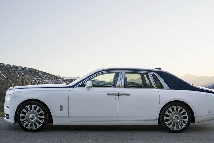 Rolls Royce Phantom (xe siêu sang): Phantom sở hữu động cơ V12 6,75 lít, 563 mã lực. Xe có thể đạt 96 km/h trong 5 giây. Hệ thống lái cho phép mỗi bánh xe tự chọn hướng và sức kéo. Vì vậy xe có thể vượt đèo núi. Đèn pha hình chữ nhật làm bằng kính Lalique. Nội thất được thiết kế đặc biệt với thảm len cừu dày và gỗ đánh bóng. Xe có giá 450.000 USD.