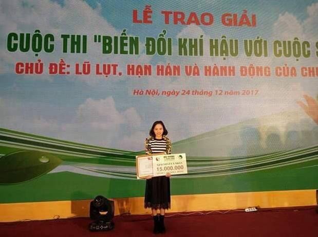 Cung Thị Hồng Nhung trên sân khấu trao giải. Ảnh: NVCC