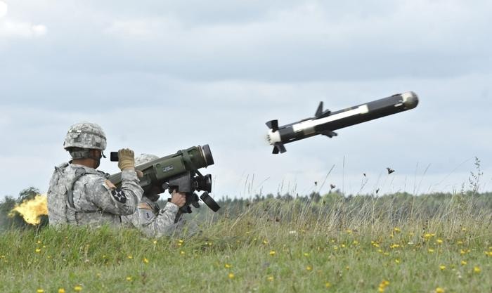 Mỹ dự kiến hỗ trợ Hệ thống tên lửa chống tăng Javelin do Raytheon và Lockheed Martin hợp tác thiết kế, sản xuất cho phía Ukraine (Nguồn: Military Edge)