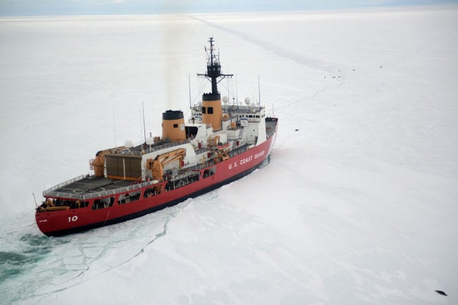 Tàu phá băng Polar Star di chuyển qua lớp băng dày gần đàn hải cẩu ở biển Ross, Nam Cực.