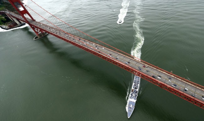 Tàu phá băng Munro di chuyển qua phía dưới cầu Cổng vàng trong hành trình tới vịnh San Francisco ở bang California.