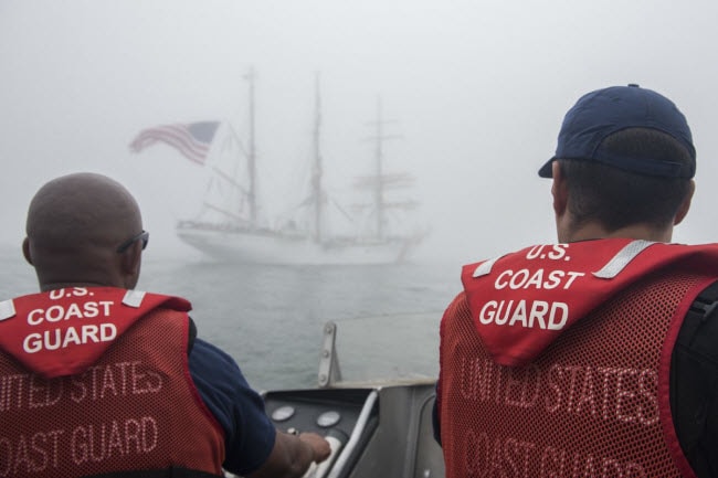 Tàu Eagle tuần tra trong điều kiện nhiều sương mù tại vịnh Casco Bay ở Portland, bang Maine.