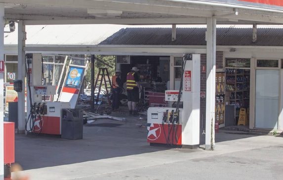 Những tên trộm dùng máy xúc để lấy cắp cây ATM tại thành phố Ballarat, bang Victoria, Australia ngày 24/12/2017. Ảnh: victorharbortimes.com.au