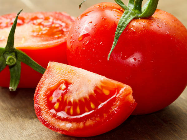 Hàm lượng axit amin và lycopene trong cà chua có thể làm tăng sự phát triển của cơ trong mông và giúp vòng 3 căng tròn săn chắc hơn. Ảnh: Boldsky.