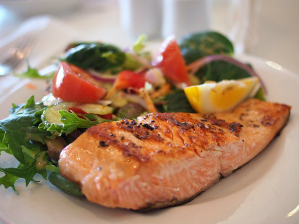 Axit béo omega-3 trong cá có thể kích thích sự phát triển của các mô cơ trong mông và làm cho chúng trở nên tròn đầy. Ảnh: Boldsky.