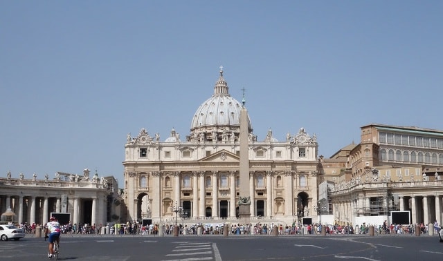 Thờ St.Peter tại thành phố Vatican là nhà thờ lớn nhất trên thế giới. Nó trải dài 186 mét chiều dài và có diện tích bên trong là 15.160 mét vuông. Mái vòm chính tuyệt đẹp của nhà thờ cao đến 136 mét. Nhà thờ lớn có sức chứa 20.000 người cùng một lúc.  Nhà thờ ban đầu được xây dựng vào năm 320 Sau công nguyên bởi hoàng đế Constantine. Nó được thiết kế lại và mở rộng trong thế kỷ 15 bởi Đức Giáo Hoàng Nicolas V. Mái vòm cao 41m của nhà thờ St.Peter đã được thiết kế nghệ sĩ vĩ đại người Ý Michelangelo.