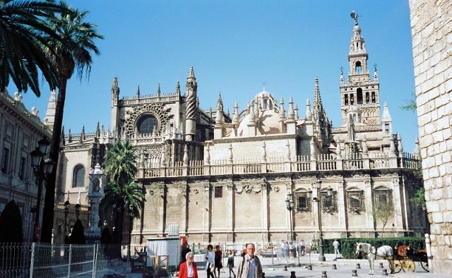 Nhà thờ Seville nằm ở thành phố Seville của Tây Ban Nha. Nhà thờ có diện tích bên trong là 11.520 mét vuông. Đồng thời, nó được UNESCO công nhận là di sản thế giới tại Tây Ban Nha và là nhà thờ lớn thứ ba trên thế giới. Nơi đây cũng chính là nơi an nghỉ cuối cùng của nhà thám hiểm vĩ đại Christopher Columbus Genova. Nhà thờ được xây dựng giữa năm 1402 trên nơi trước kia đã từng đặt nhà thờ Hồi giáo Almohad.