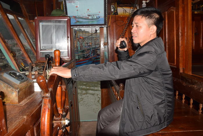 Thuyền trưởng Phan Văn Hải (xã Quỳnh Lập - thị xã Hoàng Mai) điều khiển tàu cá trong một chuyến vươn khơi. Ảnh: Xuân Hoàng