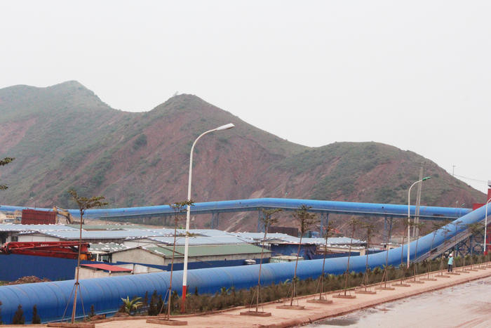 Hệ thống băng tải vận chuyển xi măng ra cảng Nghi Thiết của Công ty CP Xi măng Sông Lam. Ảnh: Châu Lan