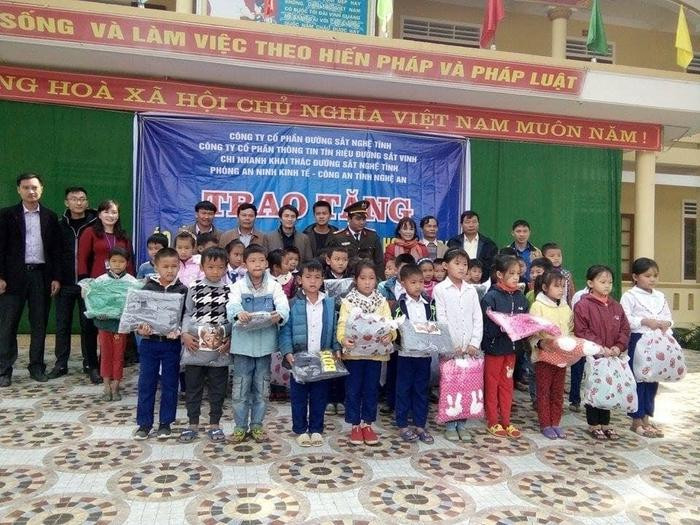 Tặng 300 áo ấm cho học sinh miền núi Con Cuông. Ảnh: Trần Lê