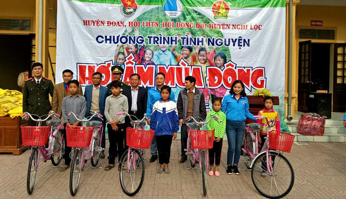 Trao tặng 5 xe đạp cho học sinh nghèo nhà xa trường. Ảnh: Hùng Cường