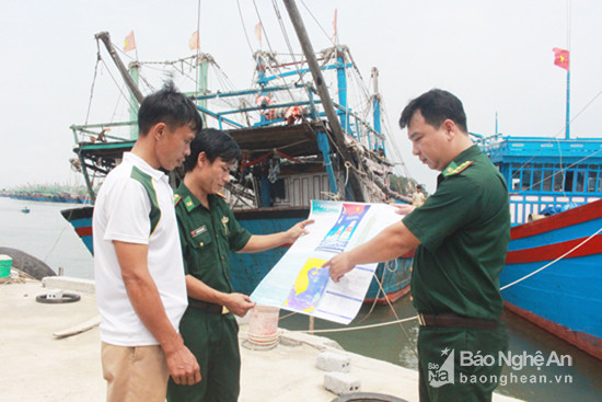 Bộ đội Biên phòng Nghệ An tuyên truyền về biển đảo cho ngư dân Quỳnh Lưu. Ảnh: C.N 