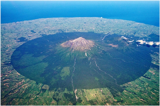 Vẻ đẹp hùng vỹ và lộng lẫy của Mount Taranaki khi nhìn từ trên cao.