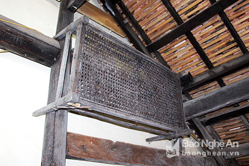  Một chiếc mâm tre từng dùng làm bàn ăn của một thời nghèo khó, được cất giữ tại nhà cụ Nguyễn Viết Quỳnh. Ảnh: Huy Thư