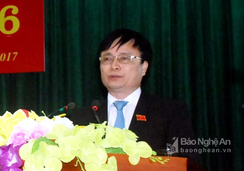 Đồng chí Bùi Đình Long - Ủy viên BCH Đảng  bộ tỉnh, Bí thư huyện ủy Tân Kỳ phát biểu tại kỳ họp. Ảnh: 