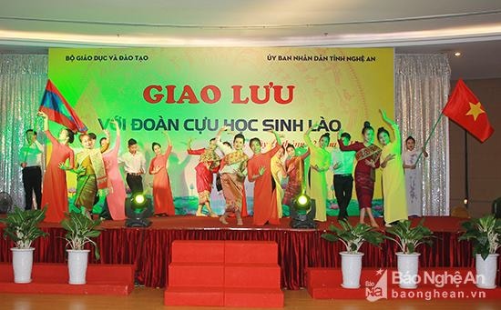 Văn nghệ chào mừng đoàn cựu lưu học sinh Lào. Ảnh: Chu Thanh