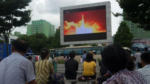 Màn hình chiếu vụ phóng tên lửa tại thủ đô Bình Nhưỡng hôm 29/7. Ảnh: AFP.