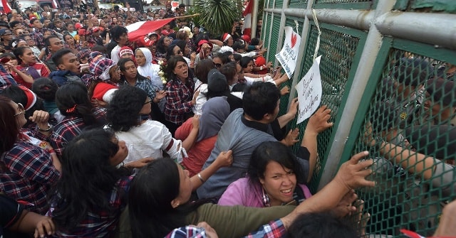 Biểu tình tại Jakarta ủng hộ Thống đốc Basuki Tjahaja Purnama, chính khách bị kết án 2 năm tù. Ảnh: AP