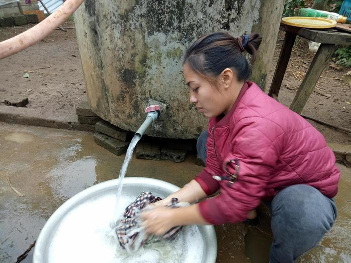 Chị Trần Thị Oanh ở Khối Lê Lợi, phường Quang Tiến (TXThái Hòa) vui mừng khi có nước máy để dùng. Ảnh: Quang Huy.
