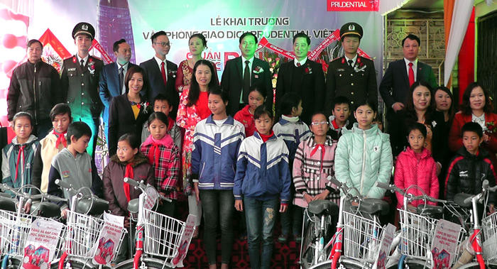 Trao tặng 16 xe đạp, mỗi chiếc xe trị giá 1,5 triệu đồng cho 16 học sinh nghèo học giỏi tại Yên Thành.