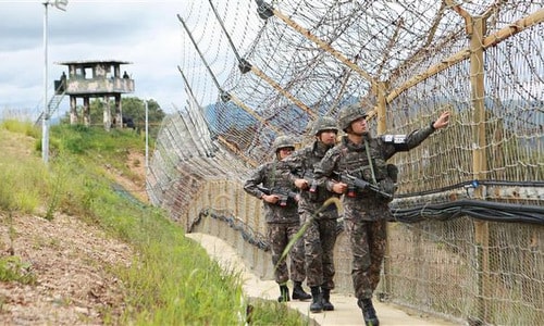 Binh sĩ Hàn Quốc tuần tra dọc tuyến DMZ. Ảnh: PressTV.