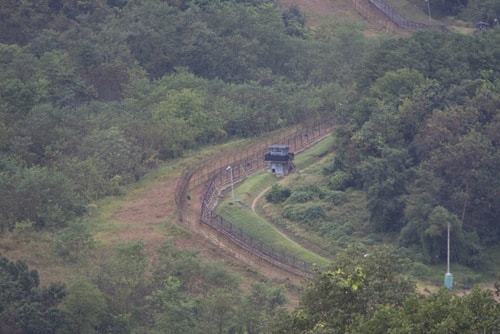 Chốt gác dọc tuyến DMZ. Ảnh: Wikipedia.