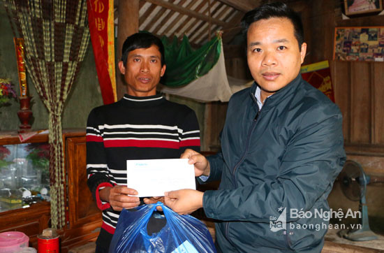 Phóng viên Báo Nghệ An trao suất quà hỗ trợ cho gia đình anh Nguyễn Văn Thọ. Ảnh: Phương Hà