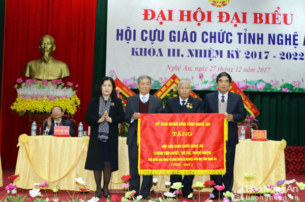 UBND tỉnh tặng bức trướng cho Hội Cựu giáo chức tỉnh Nghệ An. Ảnh: Mỹ Hà