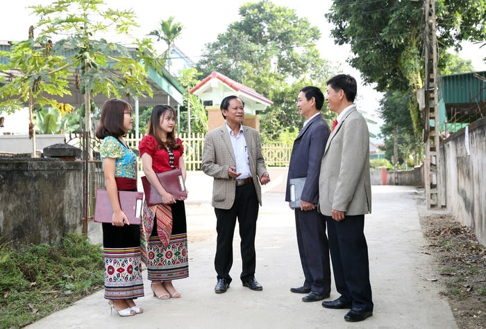 Đồng chí Lữ Đình Thi - Bí thư Huyện ủy Quế Phong (giữa) trao đổi với các đảng viên xã Mường Nọc. Ảnh: P.V