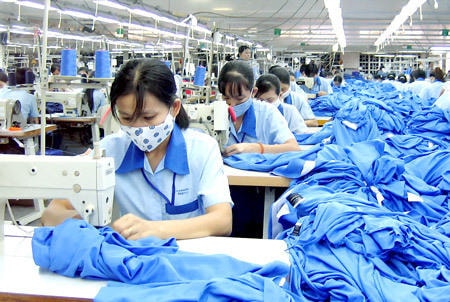 Nhiều người lao động cho rằng tiền lương không đủ sống.