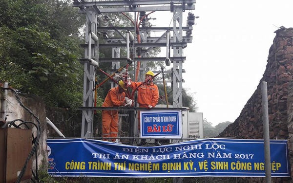 Công nhân Điện lực Nghi Lộc vệ sinh công nghiệp tại Trạm biến áp của Bãi Lữ.Ảnh: Đức Dũng