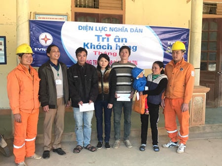 Trao tiền cho các hộ gia đình có hoàn cảnh khó khăn ở Nghĩa Đàn. Ảnh: Đức Dũng