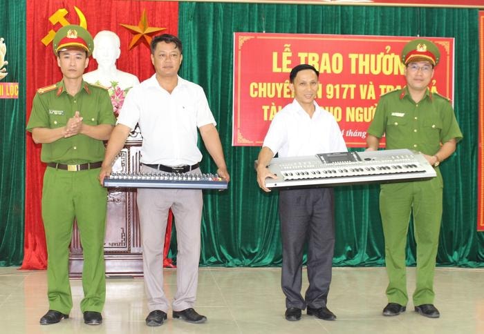 Công an huyện Nghi Lộc bàn giao cho đại diện Hội đồng Mục vụ giáo xứ Làng Anh, xã Nghi Phong số tài sản bị trộm vào đêm 7/9. Ảnh: Nhật Tuấn