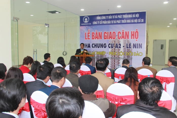 Toàn cảnh lễ bàn giao căn hộ nhà chung cư A2. Ảnh: Hoàng Vĩnh