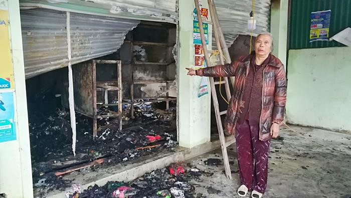 Bà Trần Thị Dung bên của hàng đã bị cháy trụi. Ảnh: Cảnh Dương