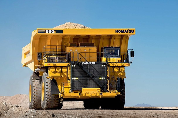 2. Komatsu 980E-4: Đây là chiếc xe lớn nhất của Komatsu, 980E-4 có kích thước tương đương với quái vật Godzilla. Đây là mẫu xe đàn anh của 960E-2 ở vị trí thứ 6. Chiều dài: 13,7 m, cao: 8 m, rộng: 10 m. Công suất: 3.500 mã lực. Tải trọng: 369,4 tấn.