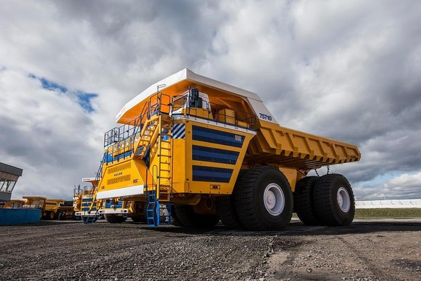 1. Belaz 75710: Đứng vị trí số 1 là chiếc Belaz 75710, có kích thước lớn hơn một ngôi biệt thự. Hãng sản xuất Belarus chế tạo khối động cơ mạnh 11.012 mã lực, tương đương với máy những chiếc tàu thủy cỡ lớn. Nó có sức mạnh tương đương 7 chiếc Bugatti Chiron. Chiều dài: 20,5 m, cao: 8,2 m, rộng: 9,8 m. Công suất: 11.012 mã lực. Tải trọng: 450 tấn.