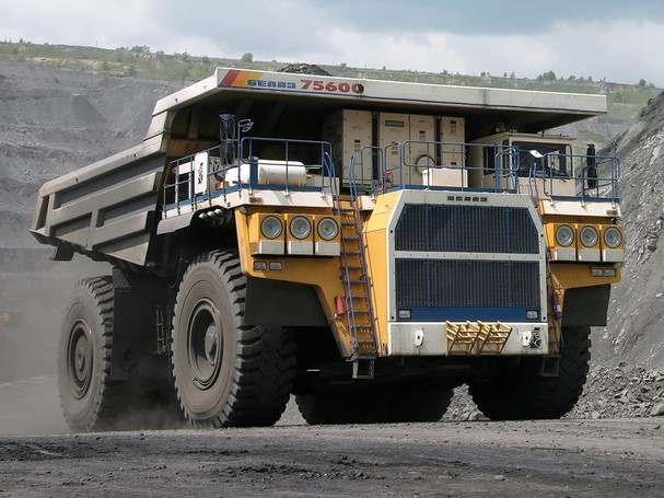 5. Belaz 75600: 75600 là chiếc xe tải duy nhất của Belaz nằm trong top 10 xe tải lớn nhất thế giới. Được sản xuất tại quốc gia nhỏ bé Belarus ở châu Âu, Belaz 75600 có tải trọng lên tới 360 tấn, đủ chở 50 con voi đực trưởng thành. Chiều dài: 15,5 m, cao: 7,5 m, rộng: 9,4 m. Công suất: 3.500 mã lực. Tải trọng: 360 tấn.